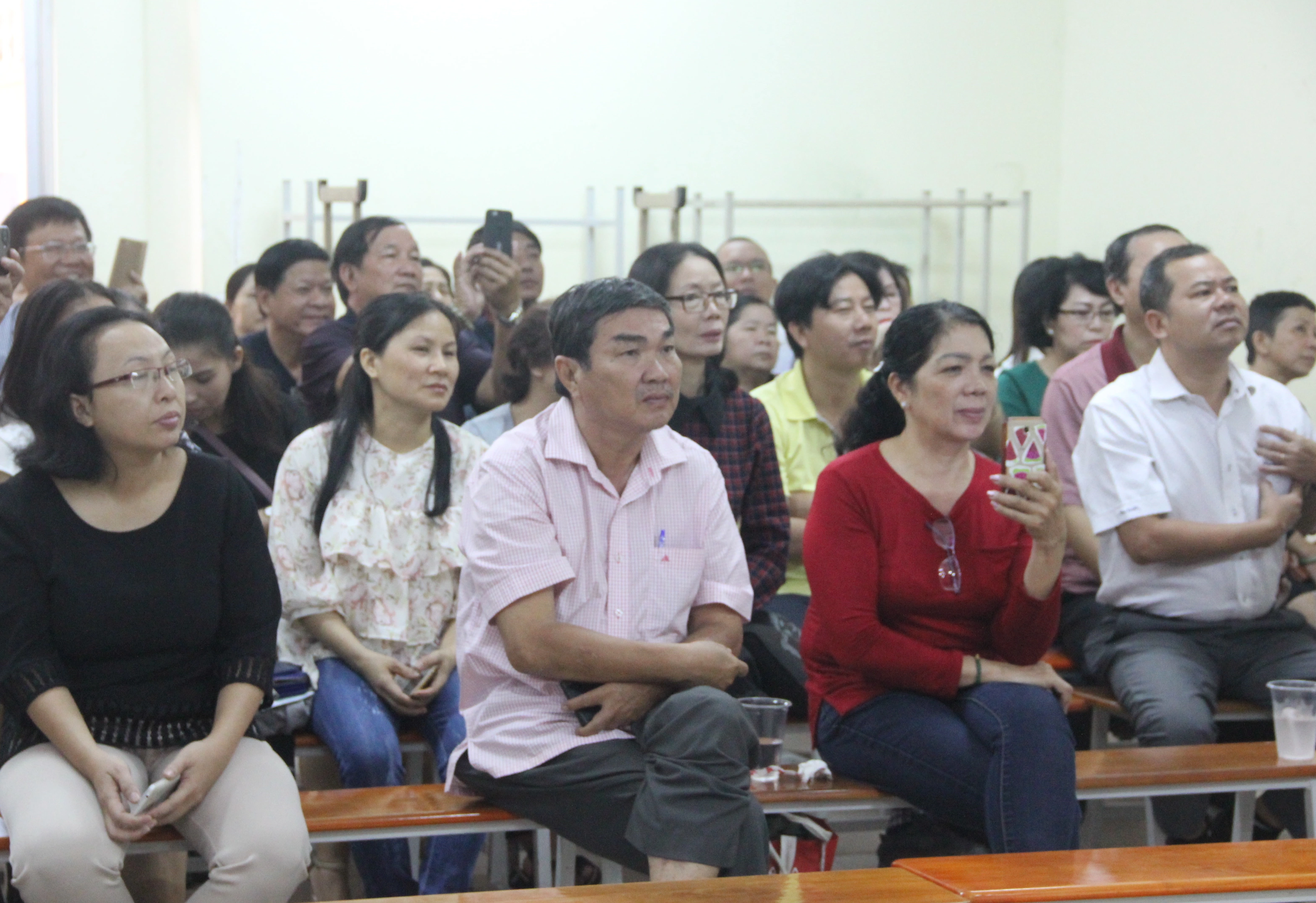 Bầu Hội phụ huynh, ai cũng... cúi gằm mặt - 2 Bầu Hội phụ huynh, ai cũng... cúi gằm mặt - 2