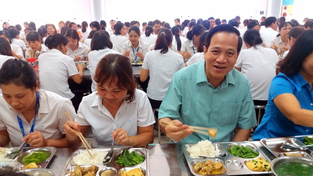 Bộ trưởng Lao động dự bữa cơm trưa giá 15.000 đồng với công nhân may - 1 Bộ trưởng Lao động dự bữa cơm trưa giá 15.000 đồng với công nhân may - 1