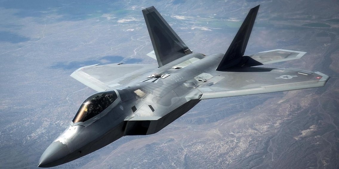 Phi công Mỹ “làm xiếc” với 10 tuyệt kỹ nhào lộn trên máy bay F-22