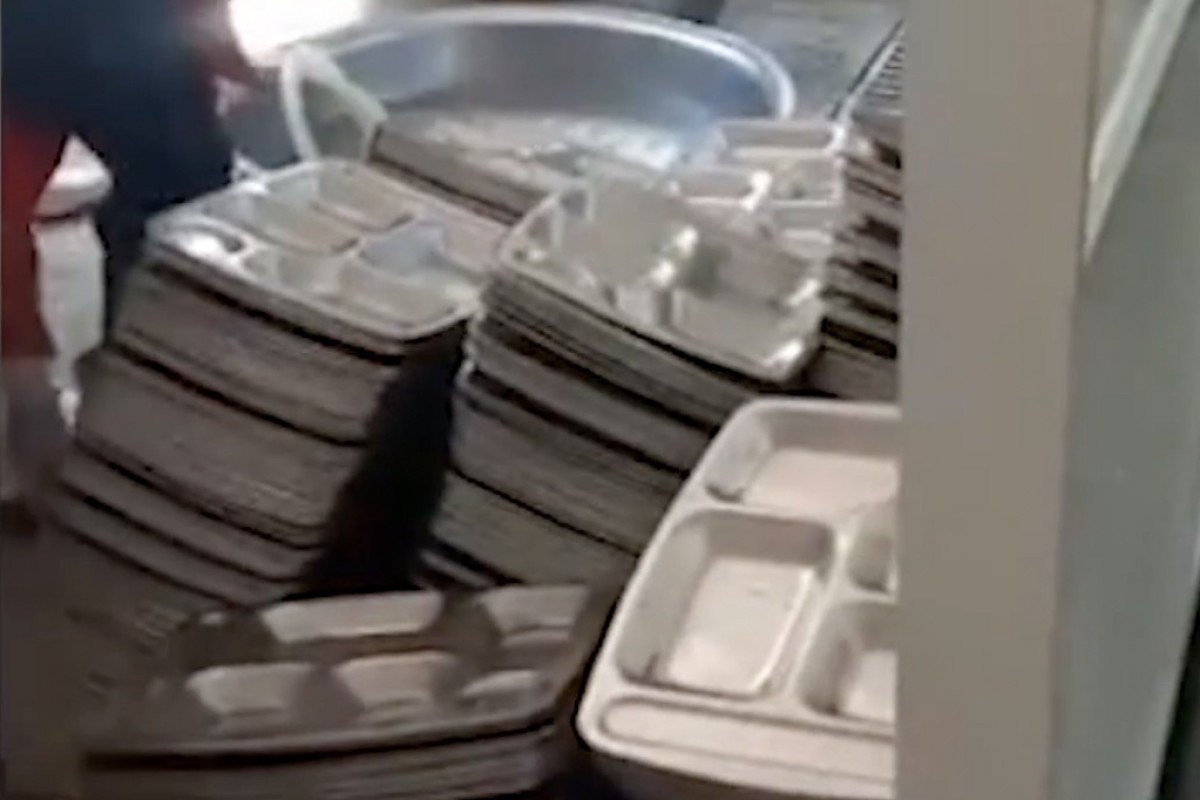 Trung Quốc: Hiệu trưởng mất chức vì trường dùng bột giặt rửa bát ăn học sinh