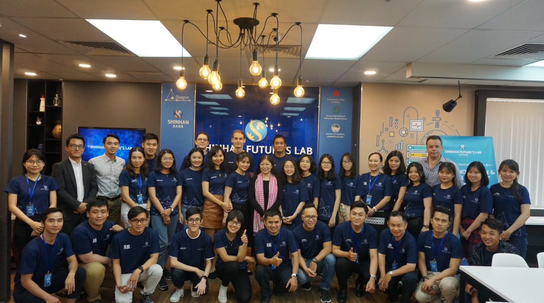 Ngân hàng Shinhan và những nỗ lực không ngừng cho sự phát triển bền vững của cộng đồng - 3 Ngân hàng Shinhan và những nỗ lực không ngừng cho sự phát triển bền vững của cộng đồng - 3