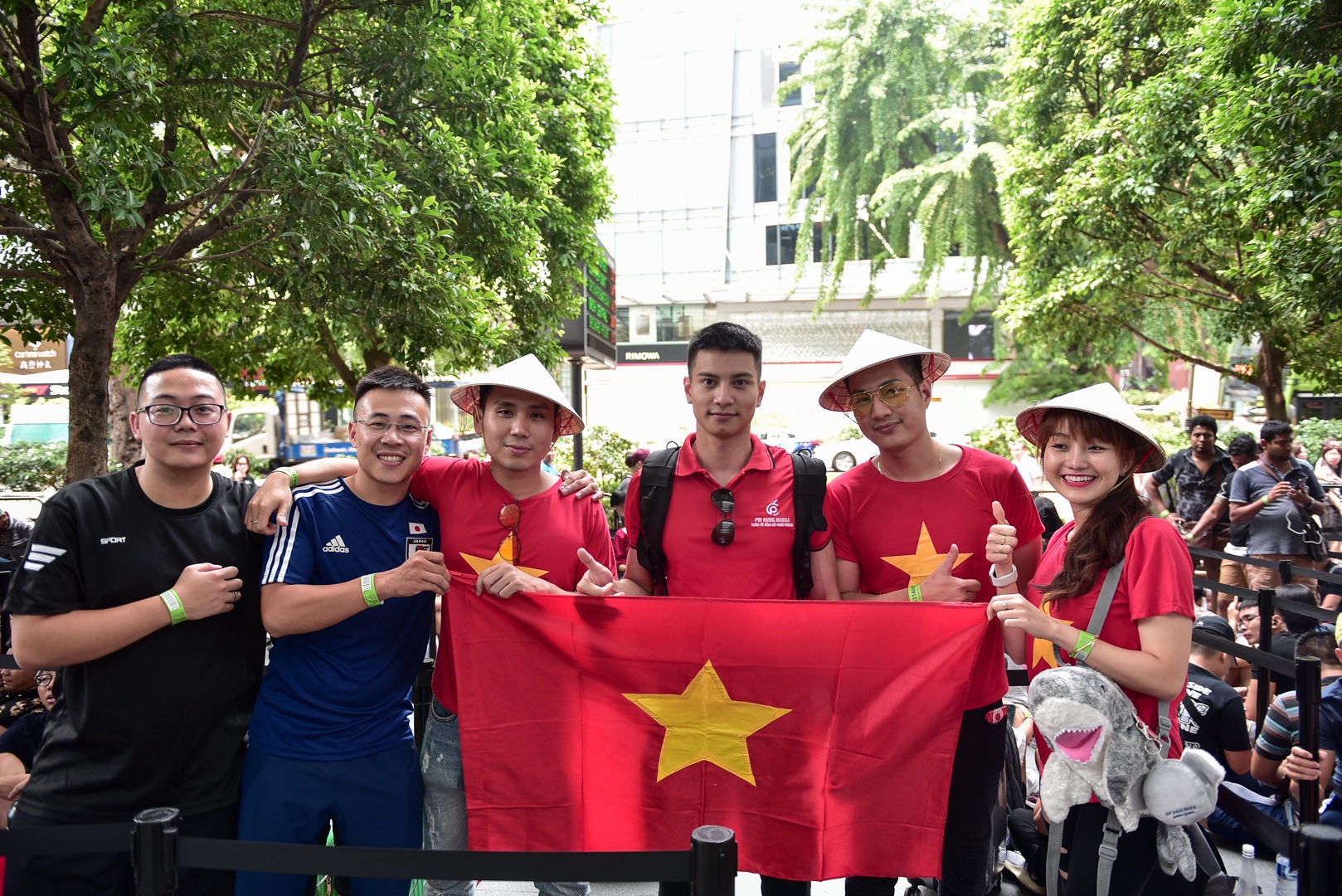 Tường thuật từ Singapore: Cả ngàn người ăn chực nằm chờ iPhone 11 - 5 Tường thuật từ Singapore: Cả ngàn người ăn chực nằm chờ iPhone 11 - 5