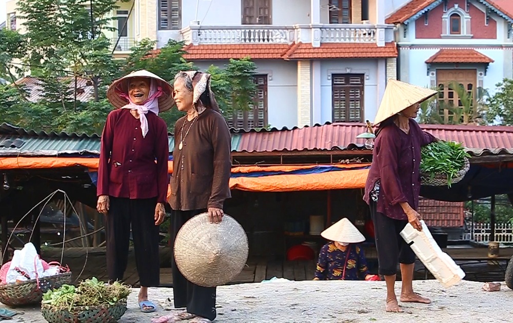 Đi chợ quê có các bà nhuộm răng đen - 2 Đi chợ quê có các bà nhuộm răng đen - 2