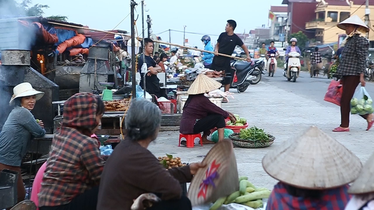 Đi chợ quê có các bà nhuộm răng đen - 9 Đi chợ quê có các bà nhuộm răng đen - 9