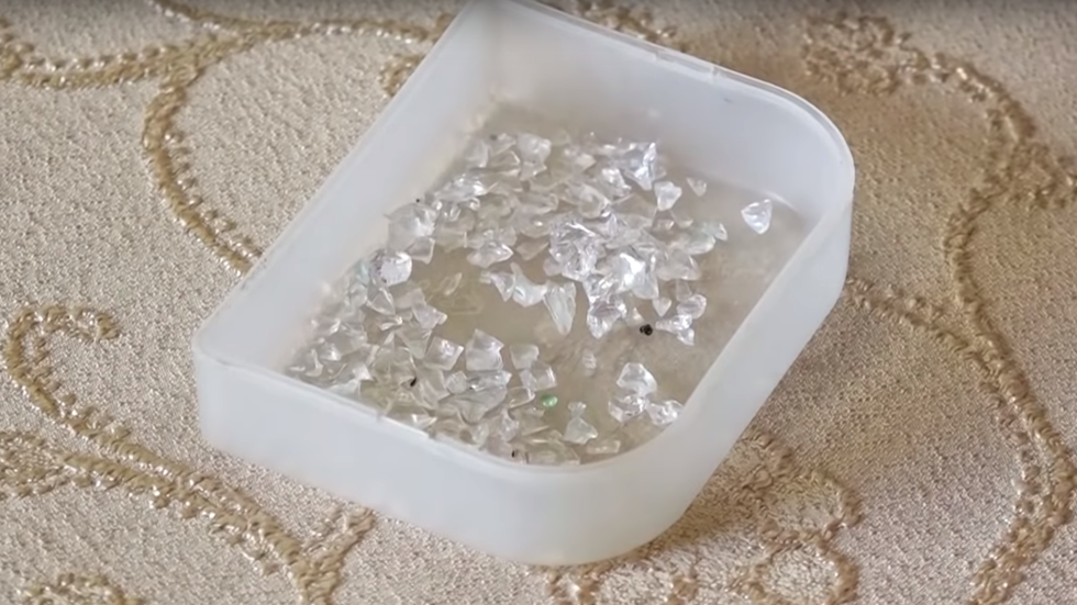 Hy hữu cô gái Amernia khóc ra 50 dị vật giống mảnh thủy tinh mỗi ngày