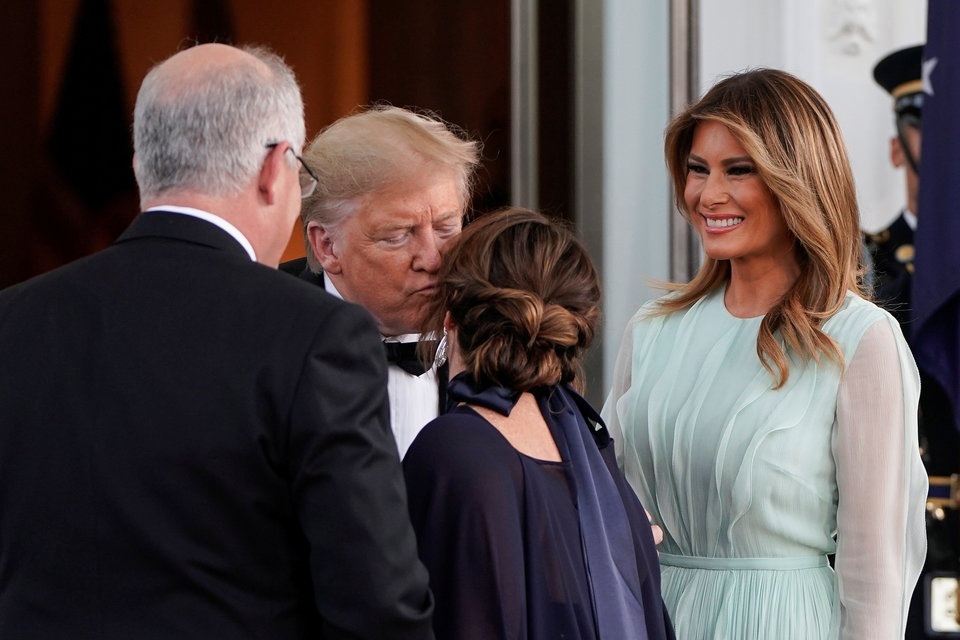 Cử chỉ tình yêu lãng mạn của vợ chồng ông Trump trong quốc yến Nhà Trắng