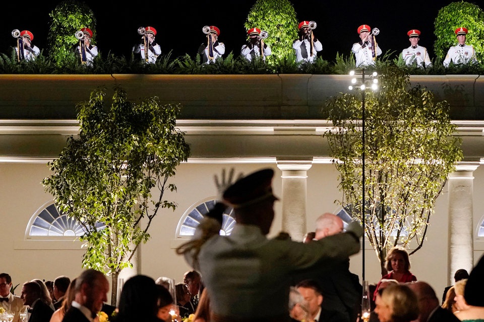 Cử chỉ tình yêu lãng mạn của vợ chồng ông Trump trong quốc yến Nhà Trắng