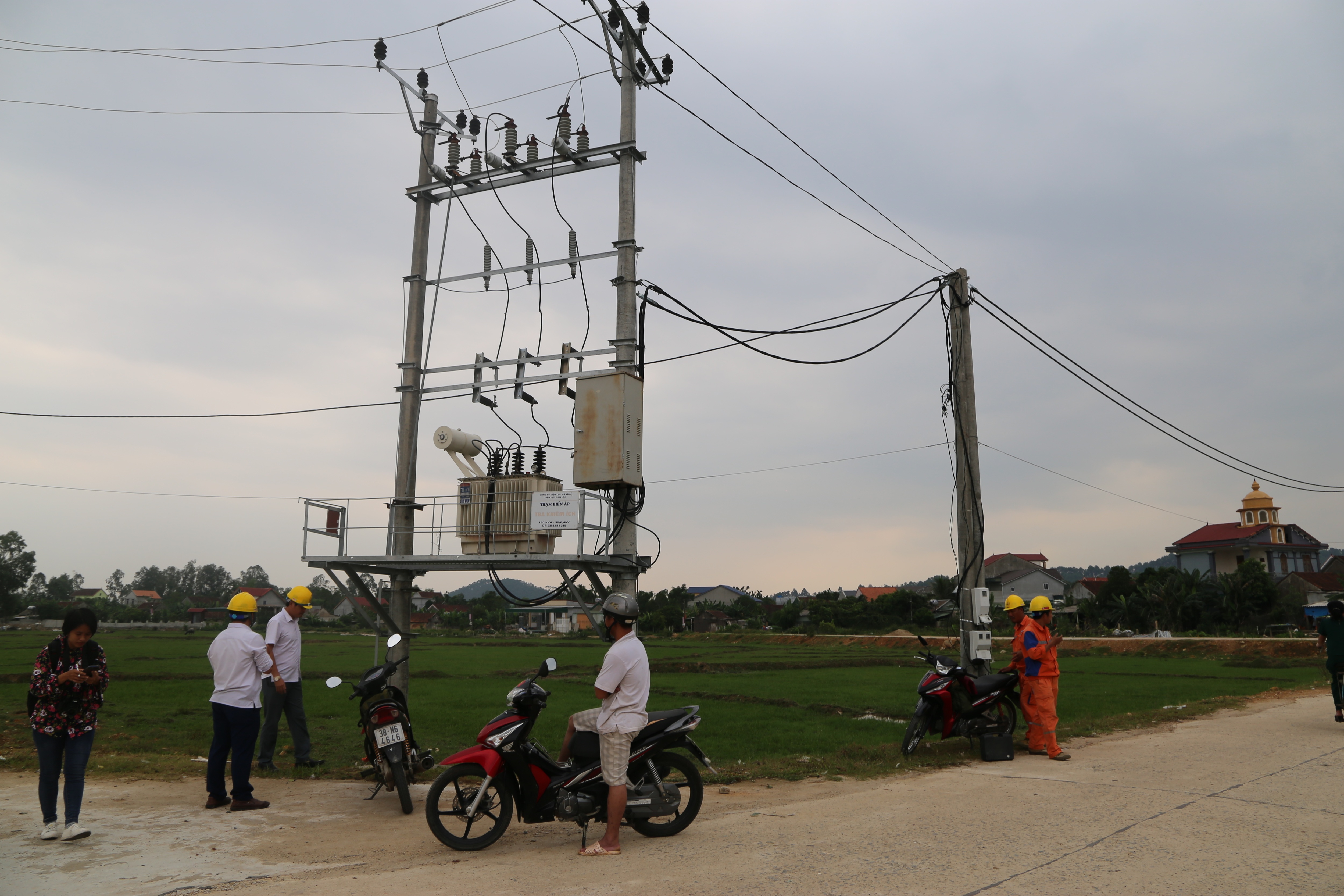 Nghi nổ trạm biến áp, hàng loạt tài sản bị cháy trong đêm - 4 Nghi nổ trạm biến áp, hàng loạt tài sản bị cháy trong đêm - 4