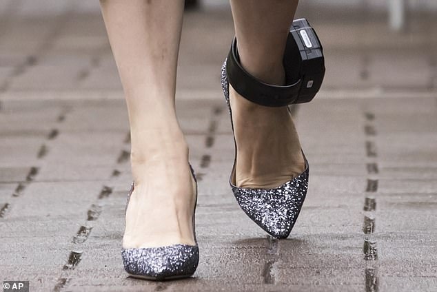 “Công chúa” Huawei đeo vòng định vị tới tòa Canada