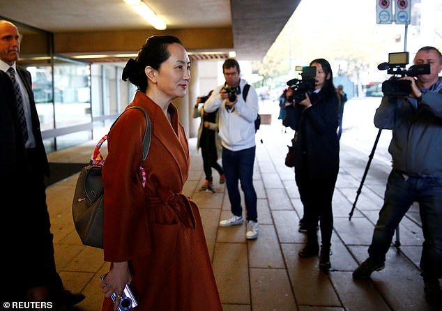 “Công chúa” Huawei đeo vòng định vị tới tòa Canada