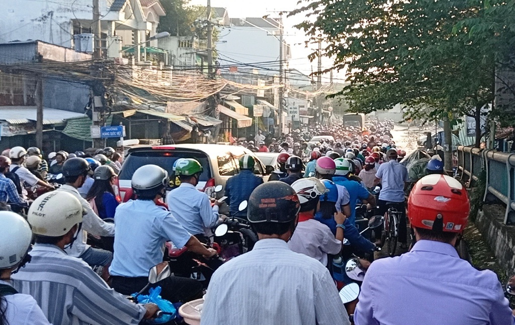 Người dân Sài Gòn, Cần Thơ quay cuồng lội nước trong ngày đầu tuần - 32 Người dân Sài Gòn, Cần Thơ quay cuồng lội nước trong ngày đầu tuần - 32
