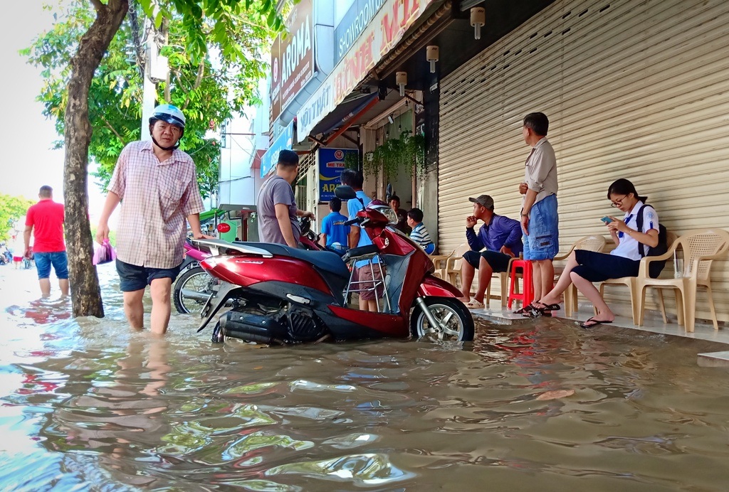 Người dân Sài Gòn, Cần Thơ quay cuồng lội nước trong ngày đầu tuần - 29 Người dân Sài Gòn, Cần Thơ quay cuồng lội nước trong ngày đầu tuần - 29