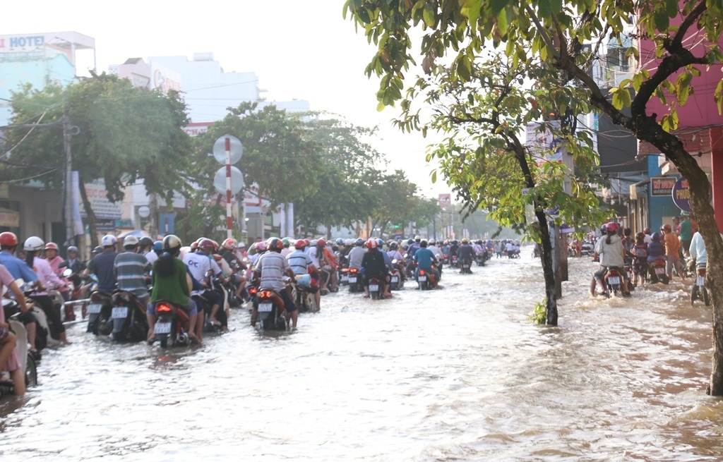Người dân Sài Gòn, Cần Thơ quay cuồng lội nước trong ngày đầu tuần - 18 Người dân Sài Gòn, Cần Thơ quay cuồng lội nước trong ngày đầu tuần - 18