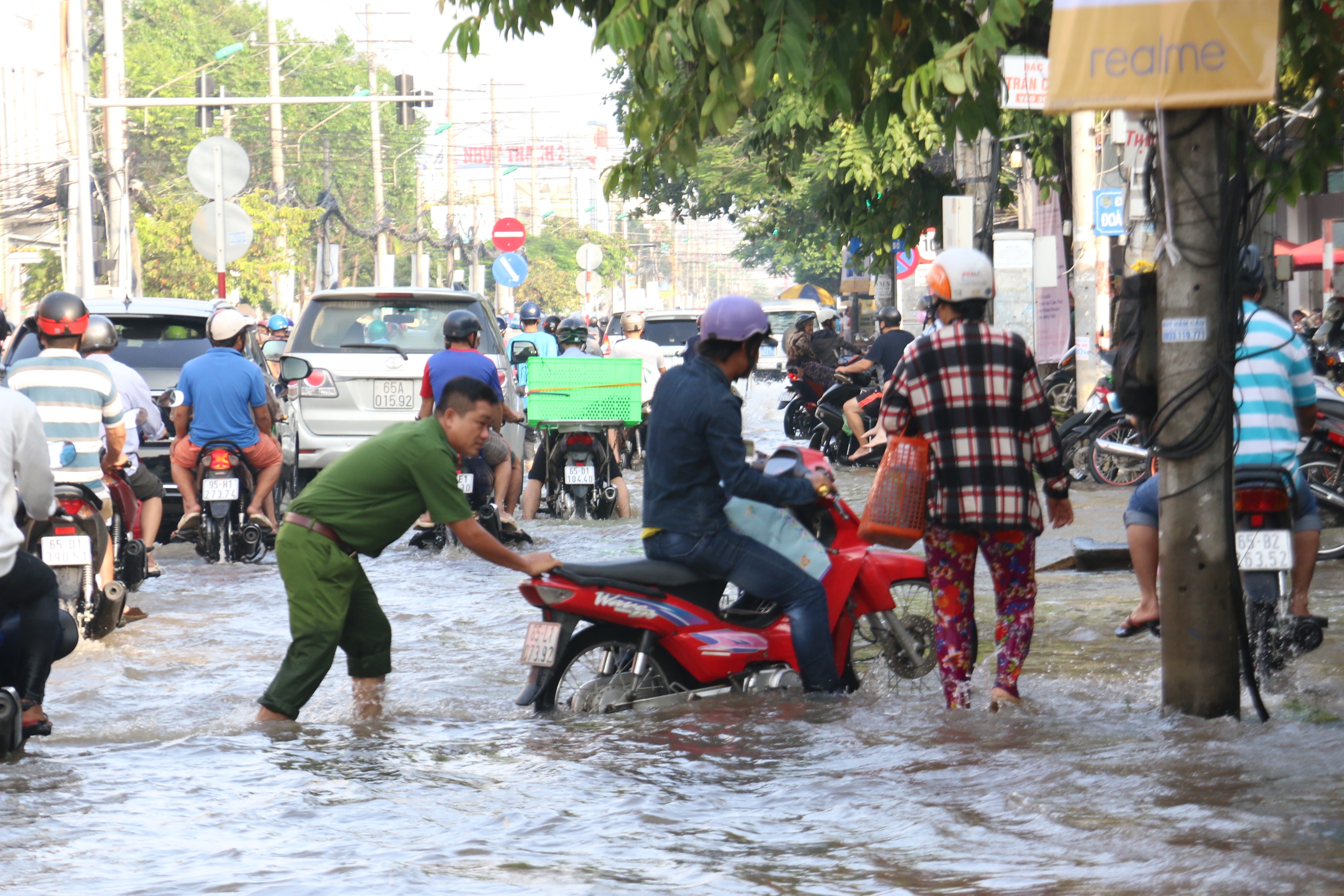 Người dân Sài Gòn, Cần Thơ quay cuồng lội nước trong ngày đầu tuần - 20 Người dân Sài Gòn, Cần Thơ quay cuồng lội nước trong ngày đầu tuần - 20