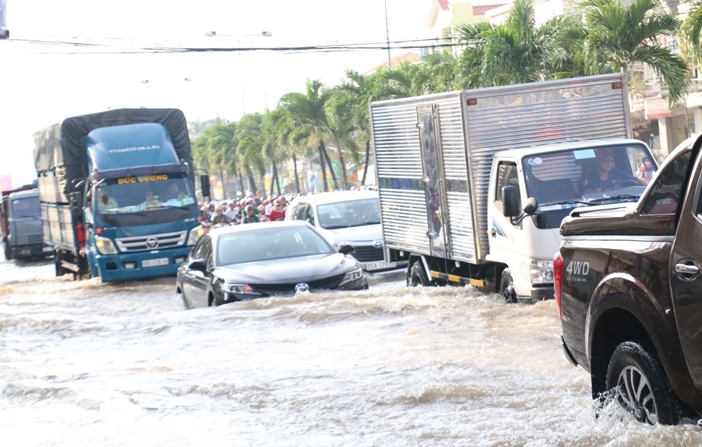 Người dân Sài Gòn, Cần Thơ quay cuồng lội nước trong ngày đầu tuần - 19 Người dân Sài Gòn, Cần Thơ quay cuồng lội nước trong ngày đầu tuần - 19