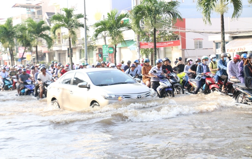 Người dân Sài Gòn, Cần Thơ quay cuồng lội nước trong ngày đầu tuần - 16 Người dân Sài Gòn, Cần Thơ quay cuồng lội nước trong ngày đầu tuần - 16
