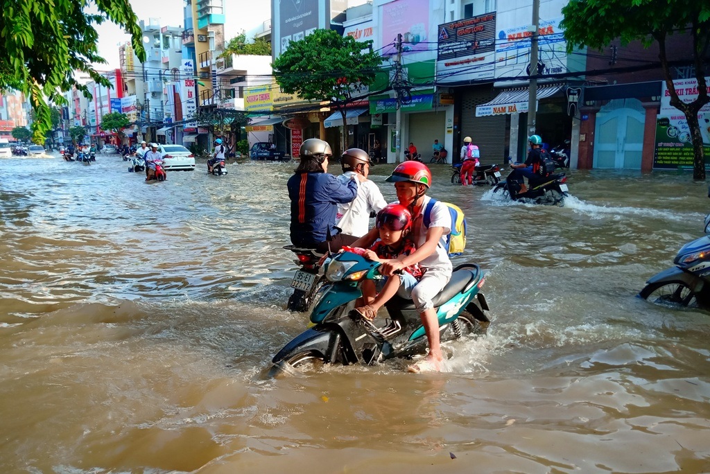 Người dân Sài Gòn, Cần Thơ quay cuồng lội nước trong ngày đầu tuần - 23 Người dân Sài Gòn, Cần Thơ quay cuồng lội nước trong ngày đầu tuần - 23