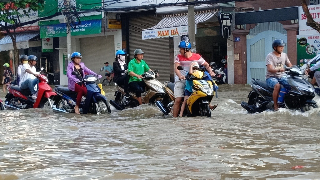 Người dân Sài Gòn, Cần Thơ quay cuồng lội nước trong ngày đầu tuần - 22 Người dân Sài Gòn, Cần Thơ quay cuồng lội nước trong ngày đầu tuần - 22