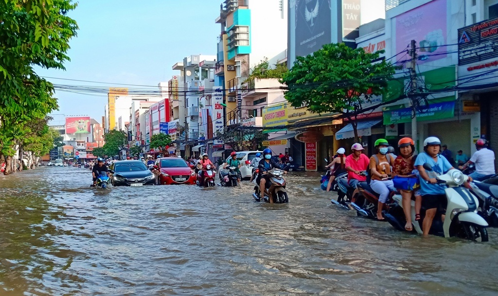 Người dân Sài Gòn, Cần Thơ quay cuồng lội nước trong ngày đầu tuần - 21 Người dân Sài Gòn, Cần Thơ quay cuồng lội nước trong ngày đầu tuần - 21