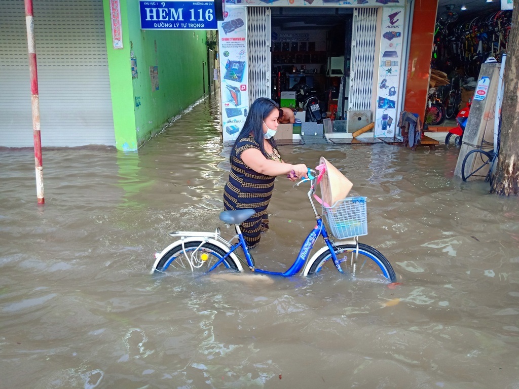 Người dân Sài Gòn, Cần Thơ quay cuồng lội nước trong ngày đầu tuần - 25 Người dân Sài Gòn, Cần Thơ quay cuồng lội nước trong ngày đầu tuần - 25