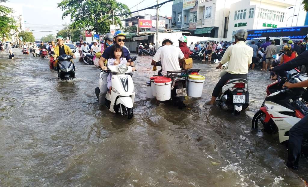 Người dân Sài Gòn, Cần Thơ quay cuồng lội nước trong ngày đầu tuần - 15 Người dân Sài Gòn, Cần Thơ quay cuồng lội nước trong ngày đầu tuần - 15