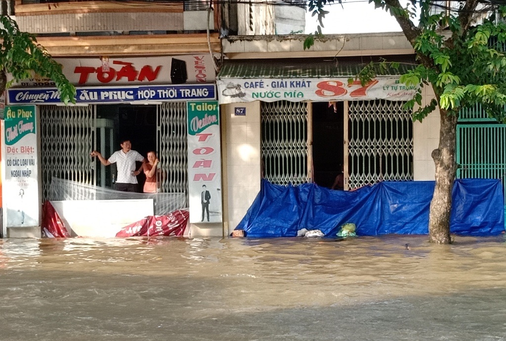Người dân Sài Gòn, Cần Thơ quay cuồng lội nước trong ngày đầu tuần - 27 Người dân Sài Gòn, Cần Thơ quay cuồng lội nước trong ngày đầu tuần - 27