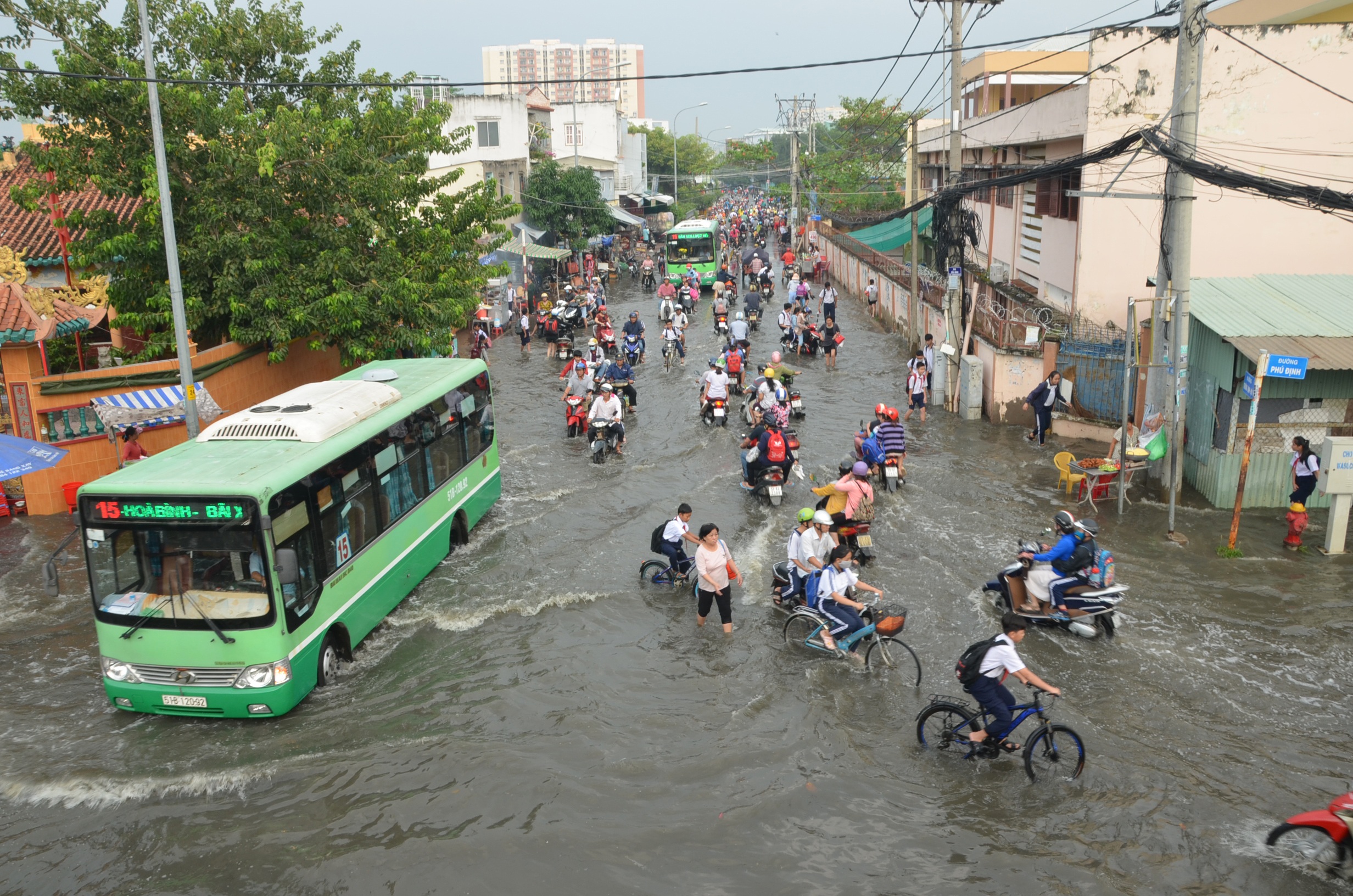 Người dân Sài Gòn, Cần Thơ quay cuồng lội nước trong ngày đầu tuần - 1 Người dân Sài Gòn, Cần Thơ quay cuồng lội nước trong ngày đầu tuần - 1