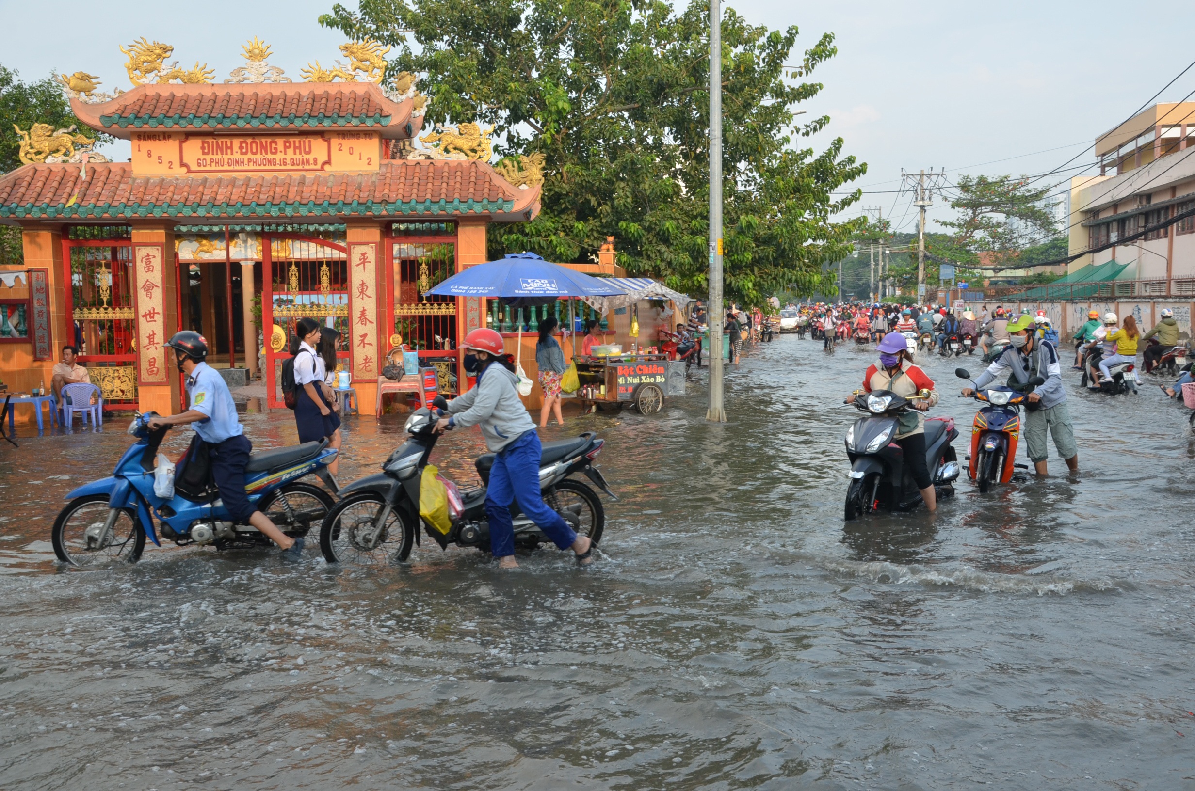 Người dân Sài Gòn, Cần Thơ quay cuồng lội nước trong ngày đầu tuần - 10 Người dân Sài Gòn, Cần Thơ quay cuồng lội nước trong ngày đầu tuần - 10