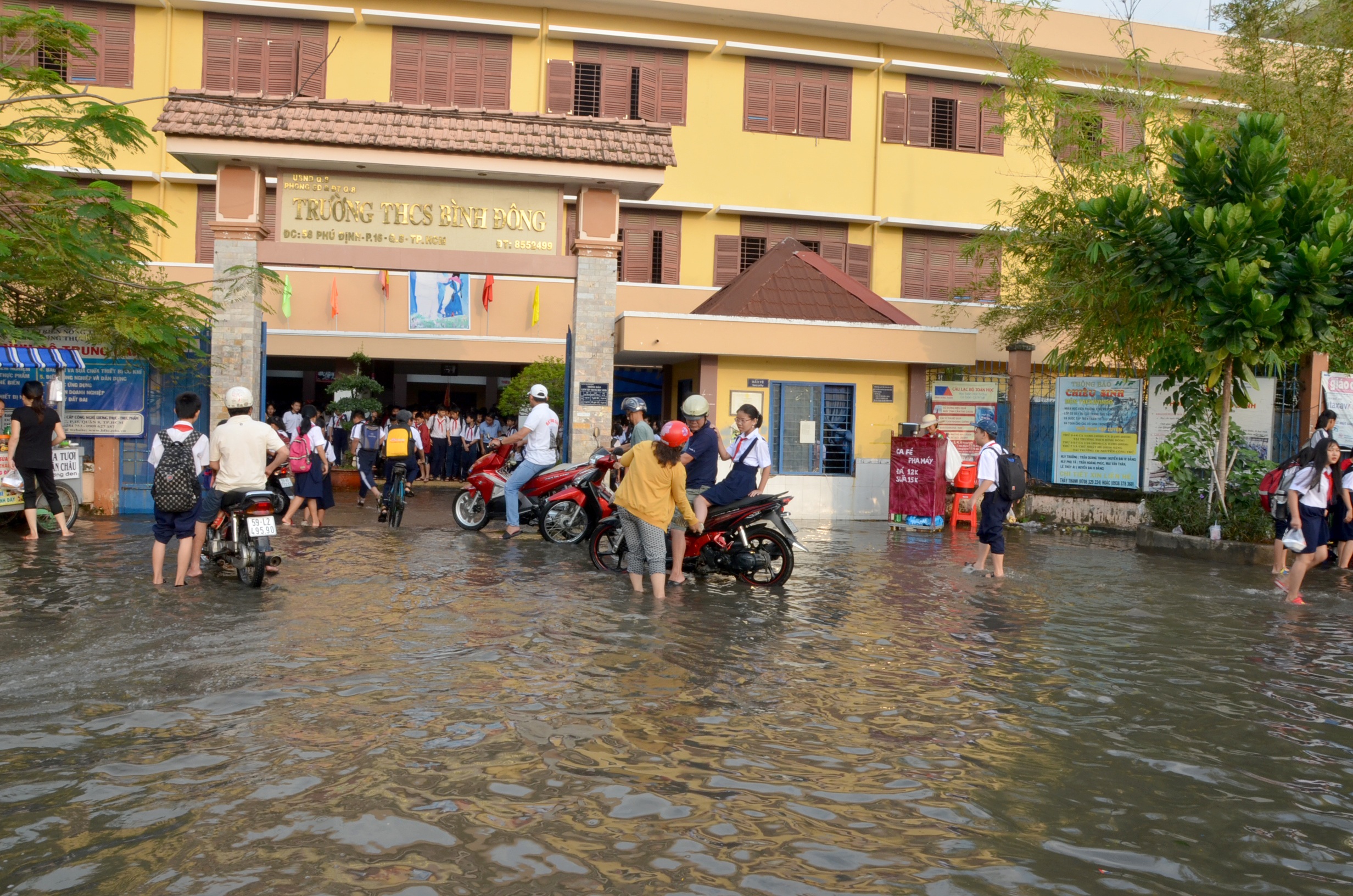 Người dân Sài Gòn, Cần Thơ quay cuồng lội nước trong ngày đầu tuần - 2 Người dân Sài Gòn, Cần Thơ quay cuồng lội nước trong ngày đầu tuần - 2