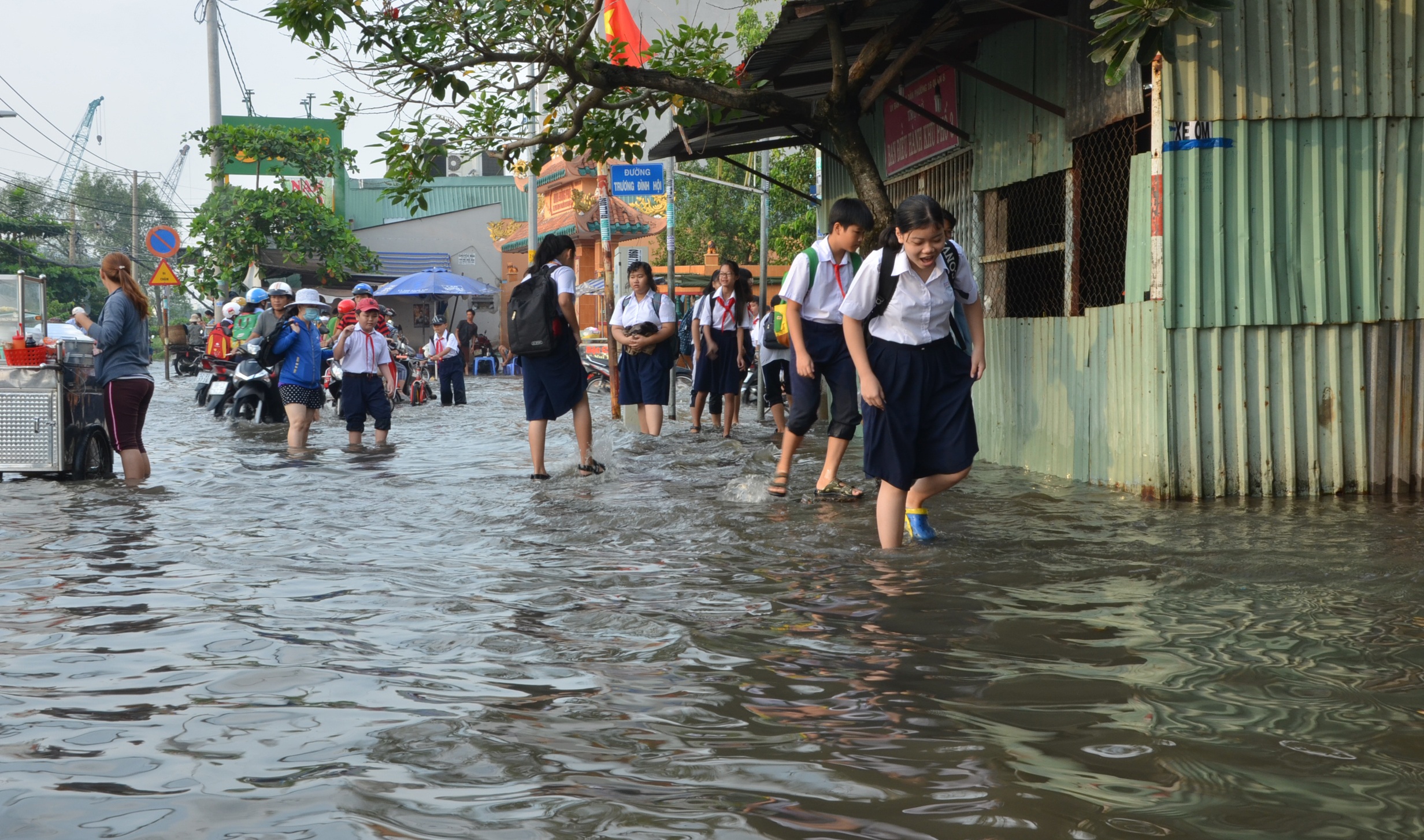 Người dân Sài Gòn, Cần Thơ quay cuồng lội nước trong ngày đầu tuần - 4 Người dân Sài Gòn, Cần Thơ quay cuồng lội nước trong ngày đầu tuần - 4