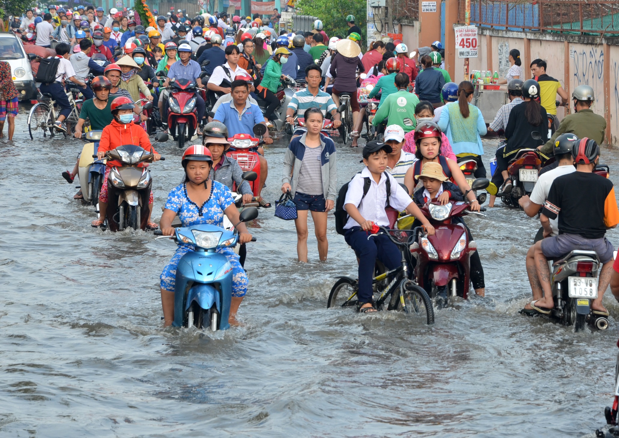 Người dân Sài Gòn, Cần Thơ quay cuồng lội nước trong ngày đầu tuần - 5 Người dân Sài Gòn, Cần Thơ quay cuồng lội nước trong ngày đầu tuần - 5