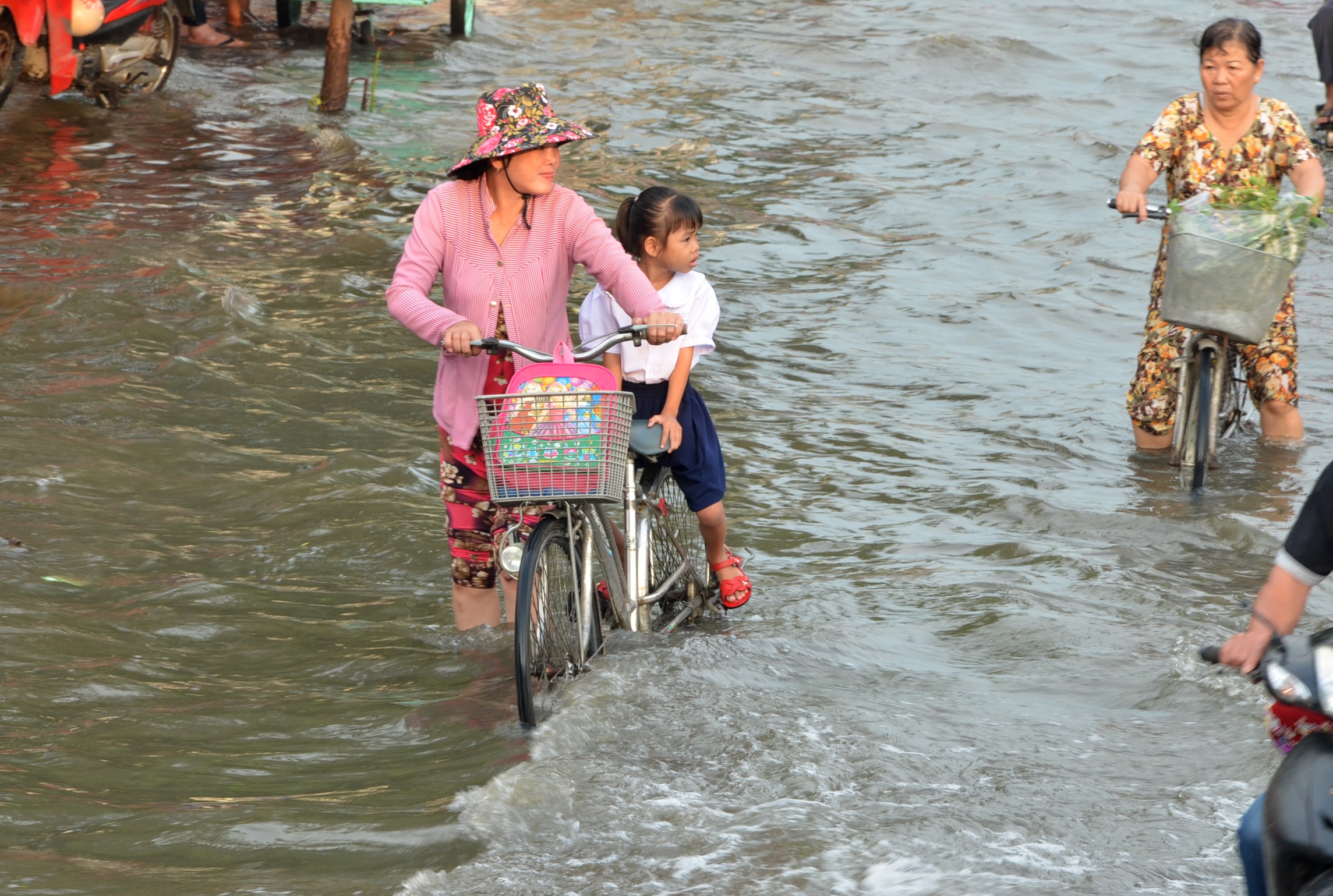 Người dân Sài Gòn, Cần Thơ quay cuồng lội nước trong ngày đầu tuần - 11 Người dân Sài Gòn, Cần Thơ quay cuồng lội nước trong ngày đầu tuần - 11