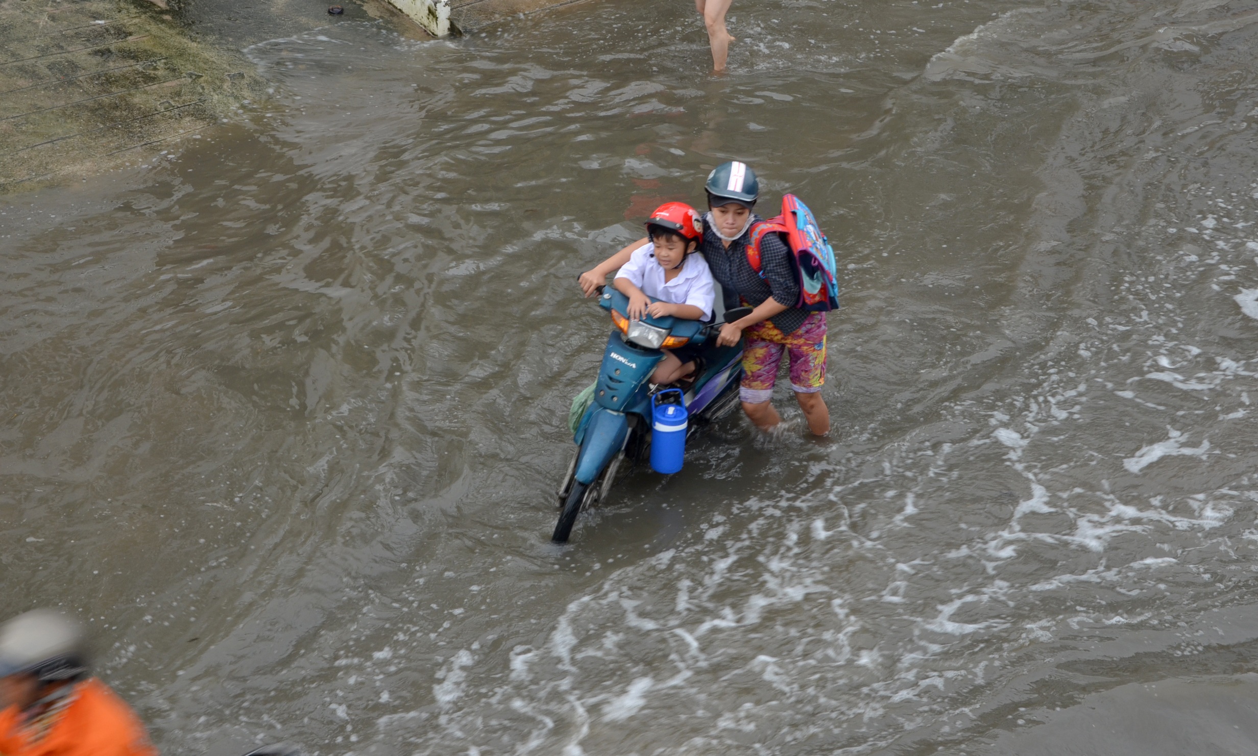 Người dân Sài Gòn, Cần Thơ quay cuồng lội nước trong ngày đầu tuần - 9 Người dân Sài Gòn, Cần Thơ quay cuồng lội nước trong ngày đầu tuần - 9