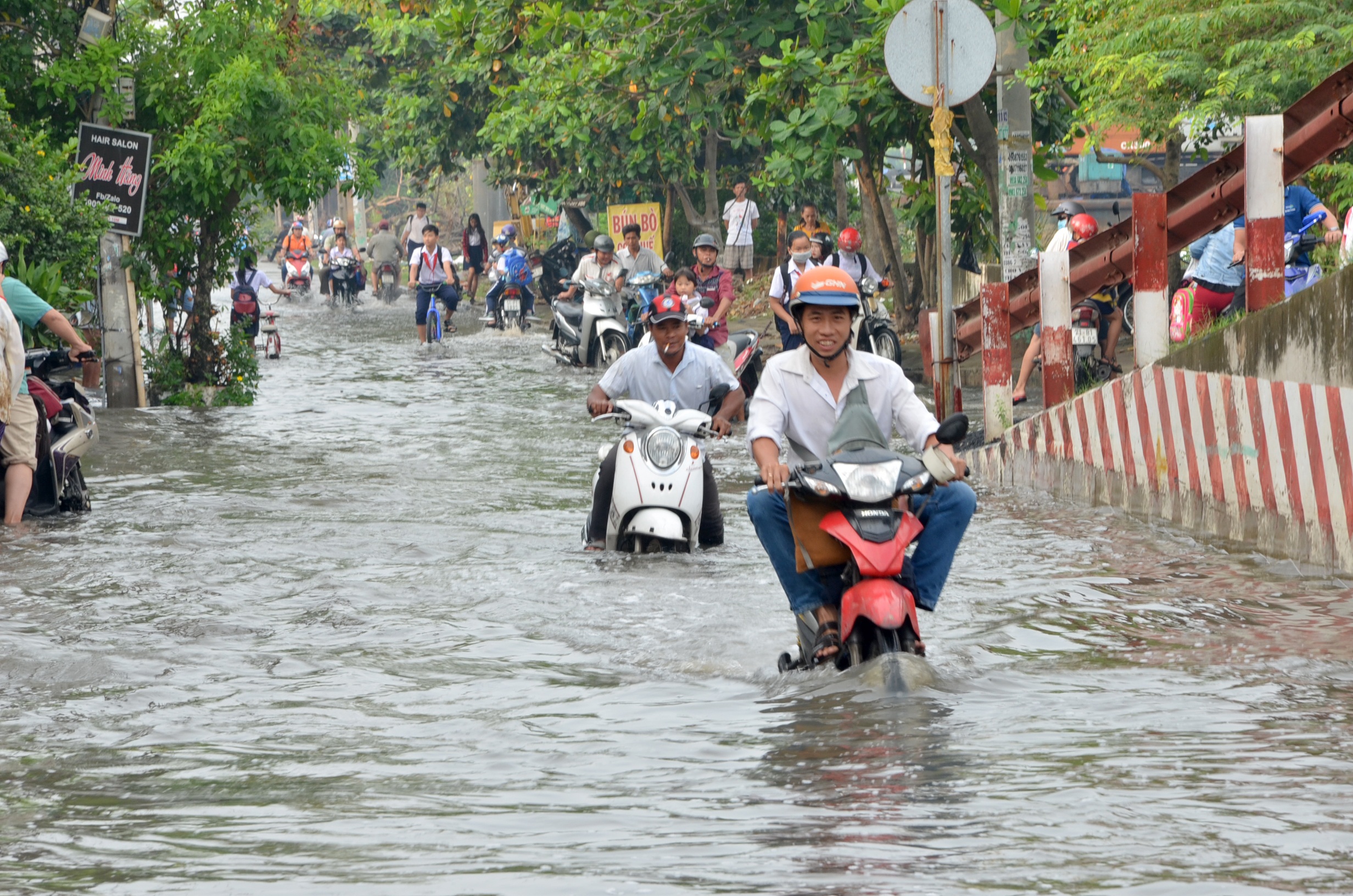 Người dân Sài Gòn, Cần Thơ quay cuồng lội nước trong ngày đầu tuần - 6 Người dân Sài Gòn, Cần Thơ quay cuồng lội nước trong ngày đầu tuần - 6