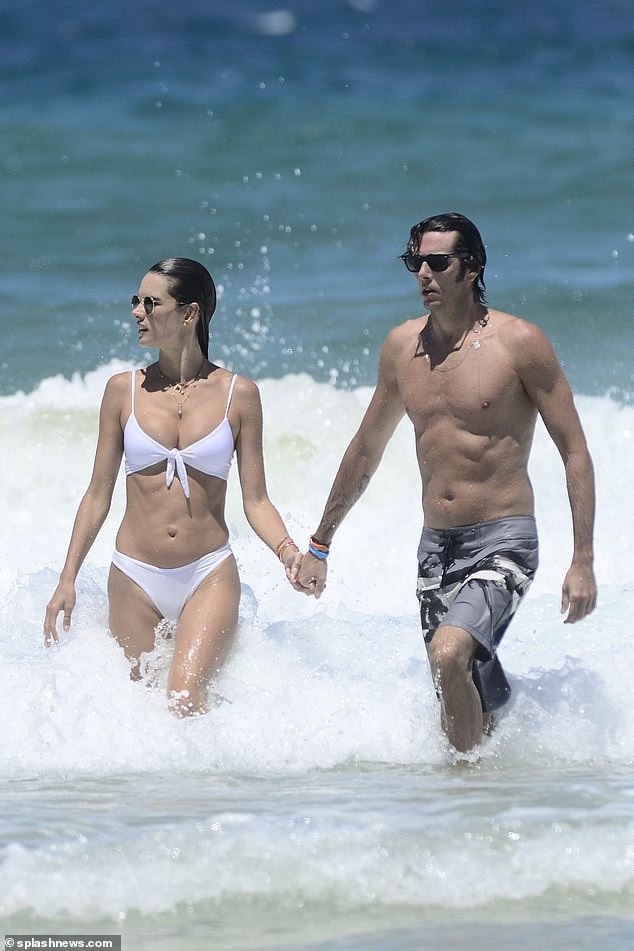 Alessandra Ambrosio tình tứ bên bạn trai - Ảnh 4. Alessandra Ambrosio tình tứ bên bạn trai - Ảnh 4.