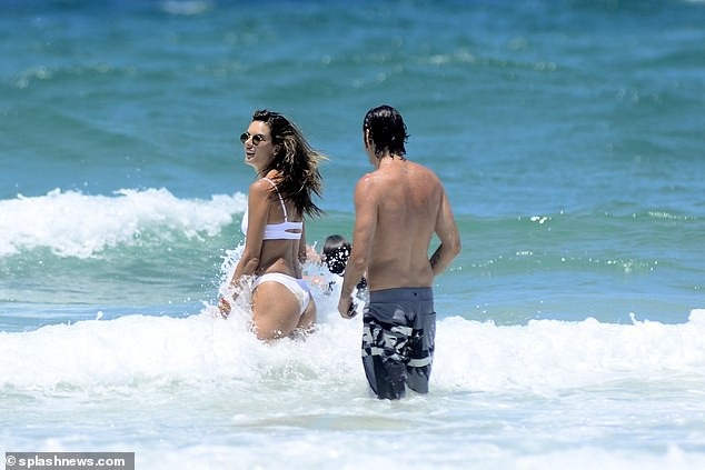 Alessandra Ambrosio tình tứ bên bạn trai - Ảnh 7. Alessandra Ambrosio tình tứ bên bạn trai - Ảnh 7.