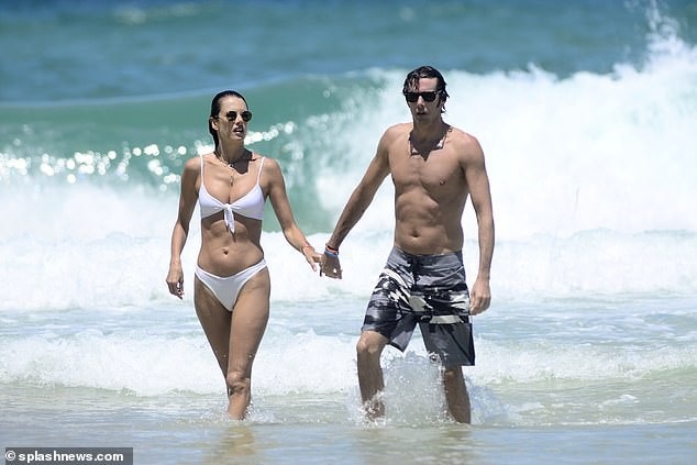 Alessandra Ambrosio tình tứ bên bạn trai - Ảnh 8. Alessandra Ambrosio tình tứ bên bạn trai - Ảnh 8.