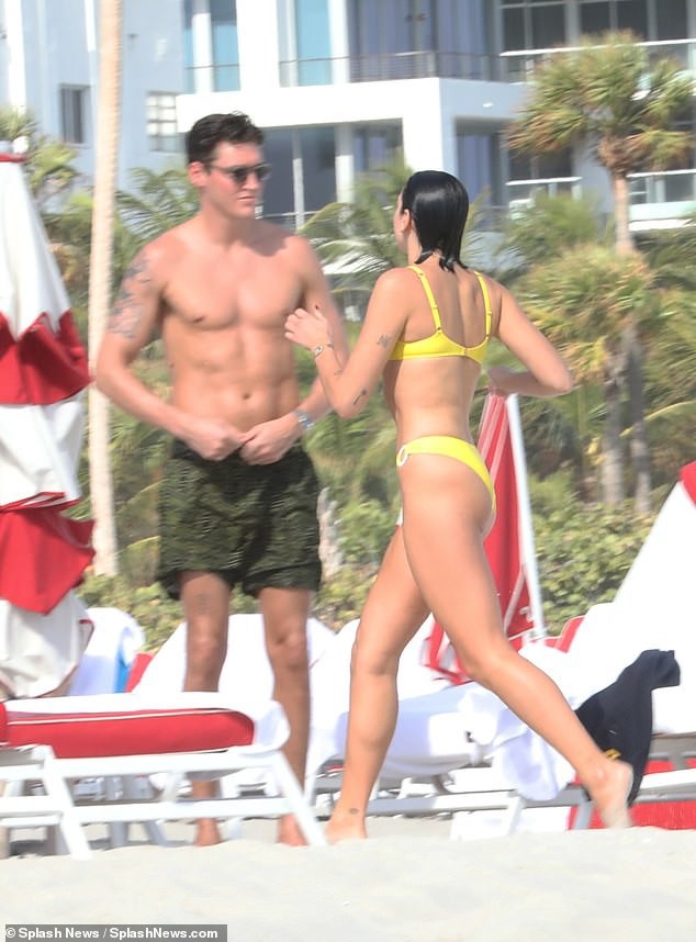 Dua Lipa nổi bật với áo tắm vàng rực - Ảnh 4. Dua Lipa nổi bật với áo tắm vàng rực - Ảnh 4.