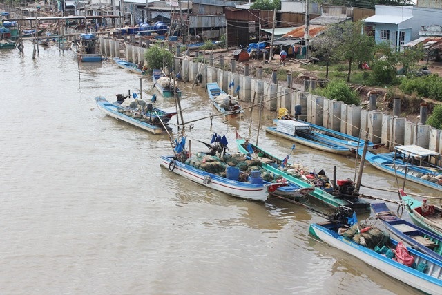 Cấm biển đề phòng áp thấp nhiệt đới - 2 Nhiều phương tiện ở Bạc Liêu cũng ngưng hoạt động ra biển từ 9h ngày 1/1.