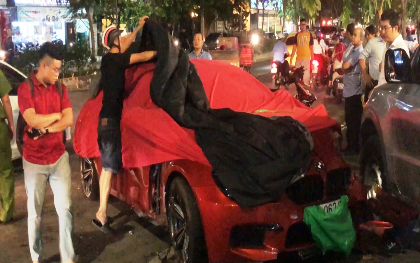 BMW M6 giá gần 7 tỷ đồng tông nhiều ô tô và cây xanh - Ảnh 3. BMW M6 giá gần 7 tỷ đồng tông nhiều ô tô và cây xanh - Ảnh 3.