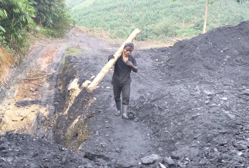 Đột nhập mỏ than thổ phỉ, chứng kiến phu than “lặn” sâu hàng chục mét dưới lòng đất - Ảnh 7. Đột nhập mỏ than thổ phỉ, chứng kiến phu than “lặn” sâu hàng chục mét dưới lòng đất - Ảnh 7.