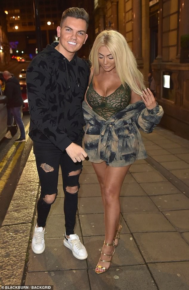 Mái tóc hỏng đáng sợ của Chloe Ferry - Ảnh 4.