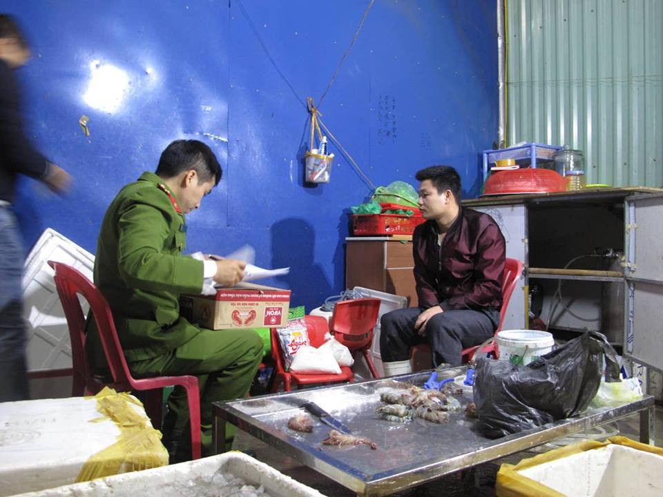 Bơm tạp chất vào tôm chết rồi giao cho các nhà hàng - Ảnh 1. Bơm tạp chất vào tôm chết rồi giao cho các nhà hàng - Ảnh 1.