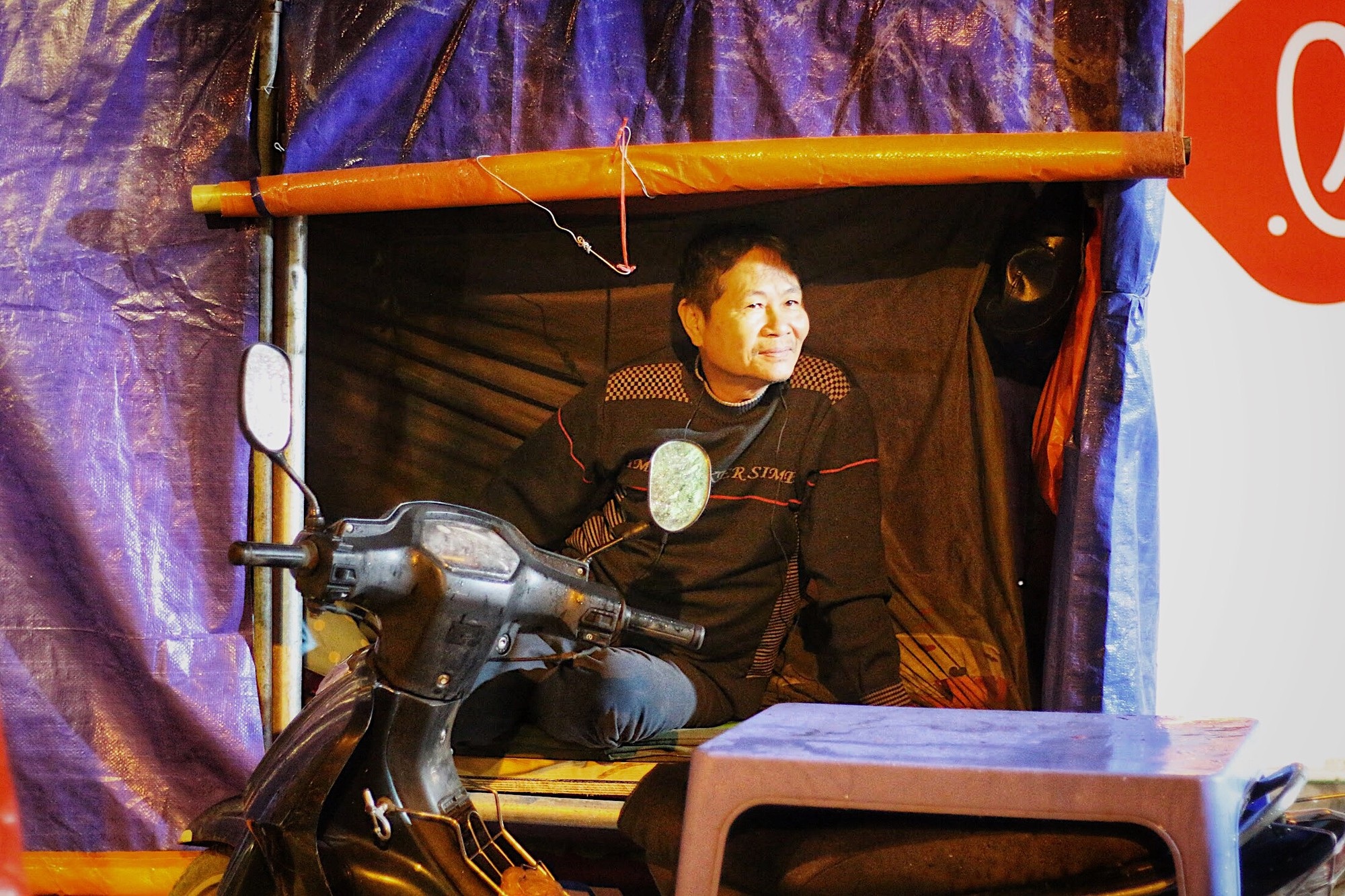 Lo mất trộm, người Hà Nội dựng lều đốt lửa trông đào xuyên đêm - Ảnh 10. Lo mất trộm, người Hà Nội dựng lều đốt lửa trông đào xuyên đêm - Ảnh 10.