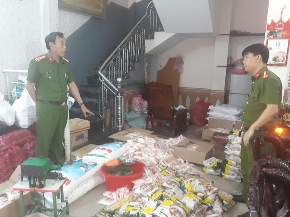 Phát hiện cơ sở sản xuất hàng ngàn gói hạt nêm, bột ngọt giả - Ảnh 1. Phát hiện cơ sở sản xuất hàng ngàn gói hạt nêm, bột ngọt giả - Ảnh 1.