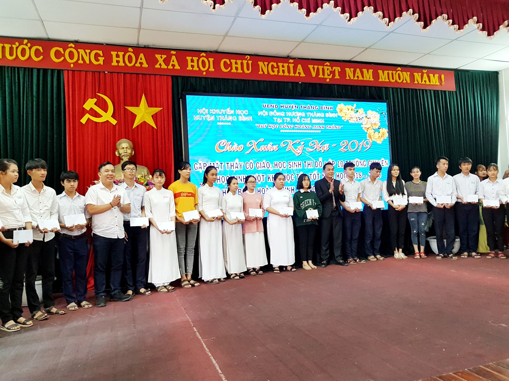 Quảng Nam: Trao hơn 150 suất học bổng đến học sinh vượt khó - Ảnh 1. Quảng Nam: Trao hơn 150 suất học bổng đến học sinh vượt khó - Ảnh 1.