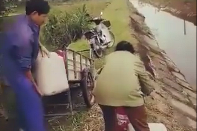 Vợ chồng trưởng thôn đổ chất thải bẩn ra môi trường - Ảnh 1.