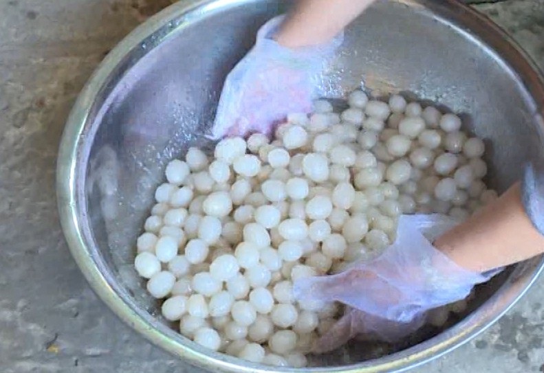 Lạ miệng với mứt chôm chôm, mứt vỏ bưởi phục vụ tết nguyên đán - Ảnh 2. Lạ miệng với mứt chôm chôm, mứt vỏ bưởi phục vụ tết nguyên đán - Ảnh 2.