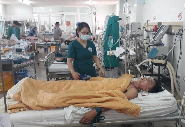 Truyền bia để giải độc rượu có lạ? - Ảnh 1. Truyền bia để giải độc rượu có lạ? - Ảnh 1.