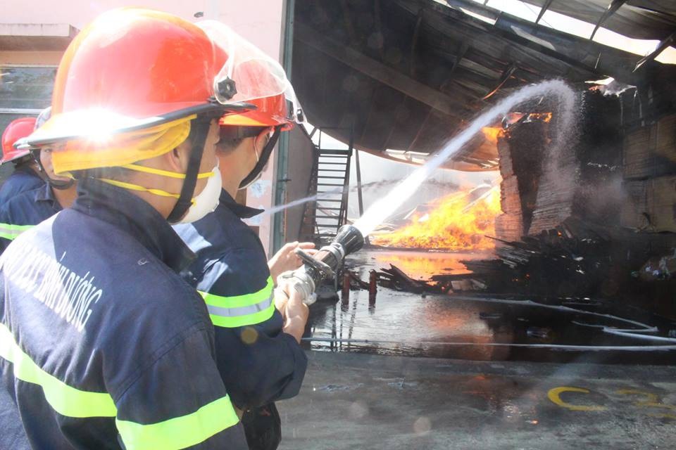 Cháy lớn tại công ty chứa toàn “mồi ngon” của lửa - Ảnh 3. Cháy lớn tại công ty chứa toàn “mồi ngon” của lửa - Ảnh 3.